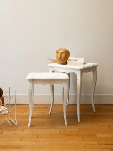 Barbara, les 2 tables gigognes blanches en bois N°111