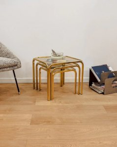 Barbara, les tables gigognes dorées en verre N°137