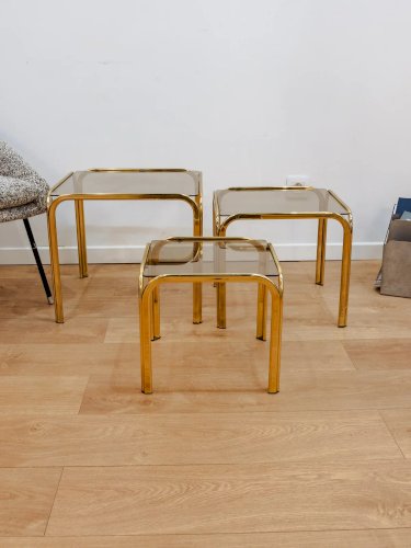 Barbara, les tables gigognes dorées en verre N°137