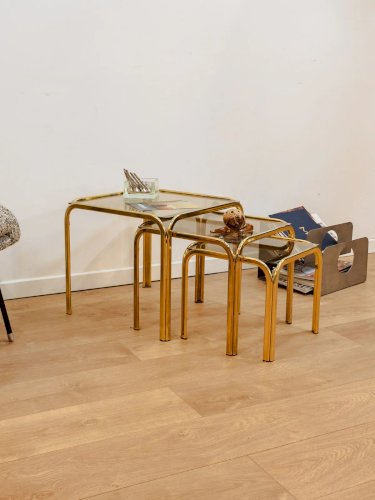 Barbara, les tables gigognes dorées en verre N°137