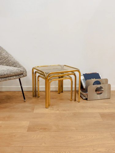 Barbara, les tables gigognes dorées en verre N°137