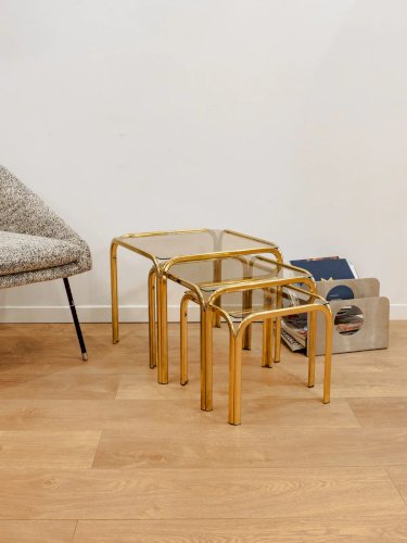 Barbara, les tables gigognes dorées en verre N°137