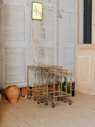 Barbara, les tables gigognes en laiton doré et verre fumé N°138