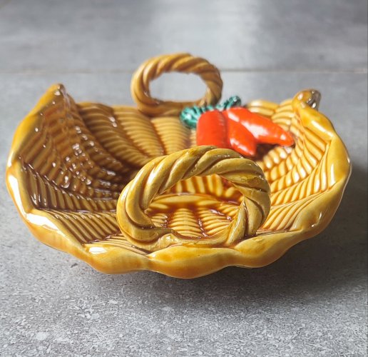 Barbotine "Panier carottes"Vallauris