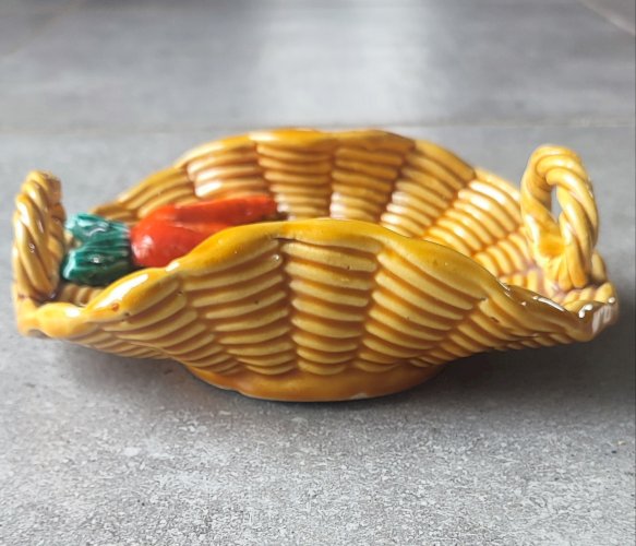 Barbotine "Panier carottes"Vallauris