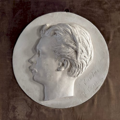 Bas-relief en plâtre d'un homme à moustache du XIXe cadre en velours M3575