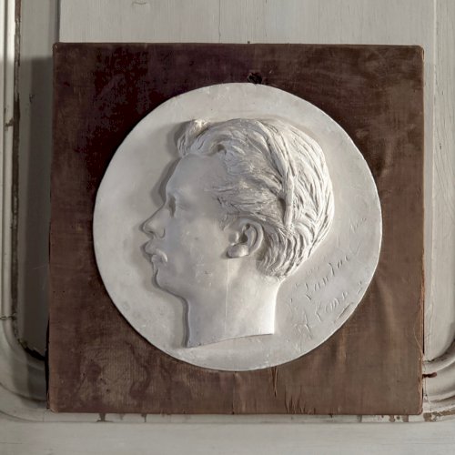 Bas-relief en plâtre d'un homme à moustache du XIXe cadre en velours M3575