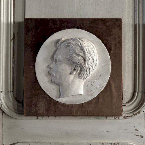Bas-relief en plâtre d'un homme à moustache du XIXe cadre en velours M3575