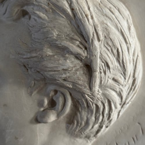 Bas-relief en plâtre d'un homme à moustache du XIXe cadre en velours M3575