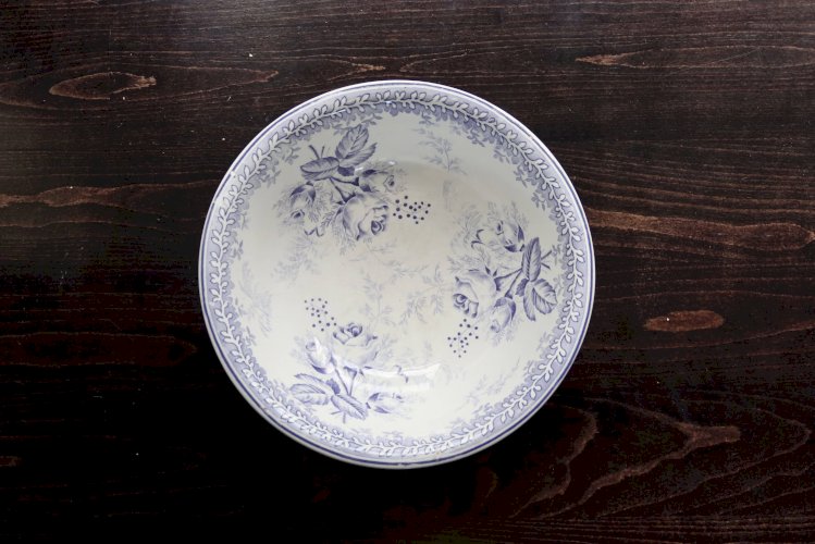 Bassine ancienne en faïence blanche et violette - Décor floral