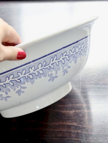 Bassine ancienne en faïence blanche et violette - Décor floral