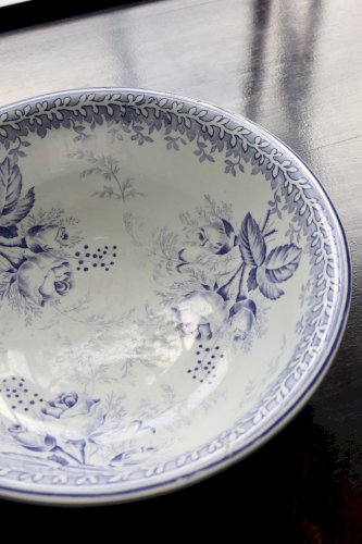 Bassine ancienne en faïence blanche et violette - Décor floral