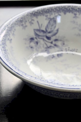 Bassine ancienne en faïence blanche et violette - Décor floral