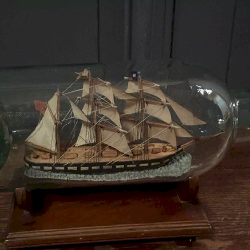 Bateau trois-mâts en bouteille XXe diorama sur socle en bois L8903