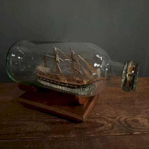 Bateau trois-mâts en bouteille XXe diorama sur socle en bois L8903