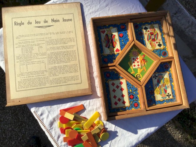 beau Ancien jeu de Nain Jaune boite bois, casiers bois avec jetons  Art Déco