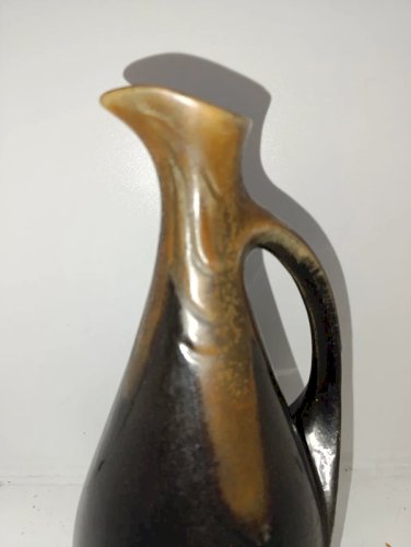 beau ancien pichet à coulure marron signé denbac en bon etat