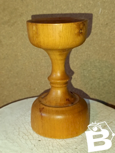 beau bougeoir en bois tourne brutaliste en bon etat