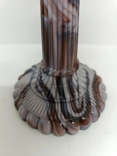 beau bougeoir en opaline violet datant des annees 1900 en bon etat