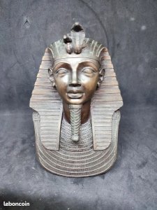 Beautiful bust of Tutankhamun dated 2000 and signed Veronese in good condition.