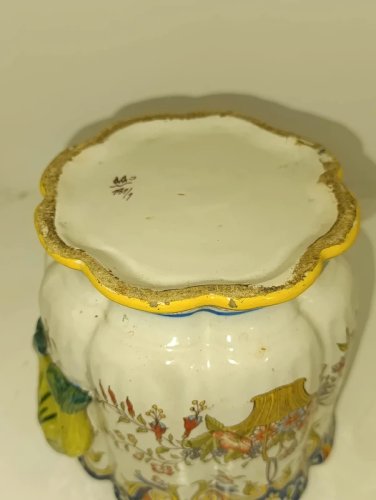 beau cachet pot decor floral style rouen signé desvres? en bon etat