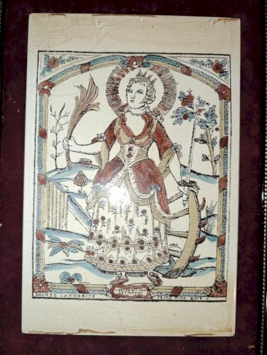 beau cadre avec plaque en ceramique villeroy et boch decor sainte catherine en bon etat