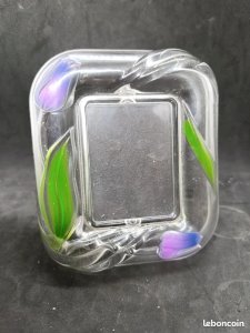 Beautiful picture frame with a tulip design made of Murano glass in good condition.