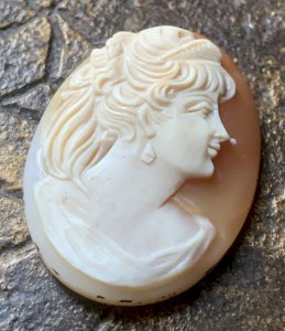 Beau camée coquillage néoclassique d'époque XIXème profil féminin 3,5cmx2,7cm