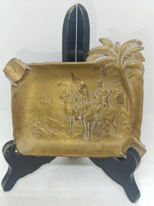 beautiful bronze ashtray with hunter and palm tree decoration in good condition