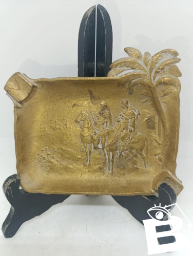 beau cendrier en bronze à decor de chasseur et palmier en bon etat