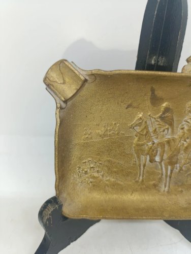 beau cendrier en bronze à decor de chasseur et palmier en bon etat