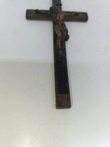 beau crucifix ancien en bronze? en bon etat