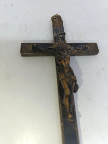 beau crucifix ancien en bronze? en bon etat