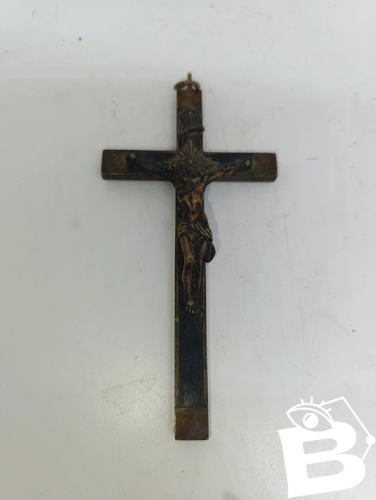 beau crucifix ancien en bronze? en bon etat