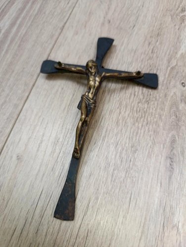 beau crucifix datant des annees 40-50 en bronze et metal en bon etat