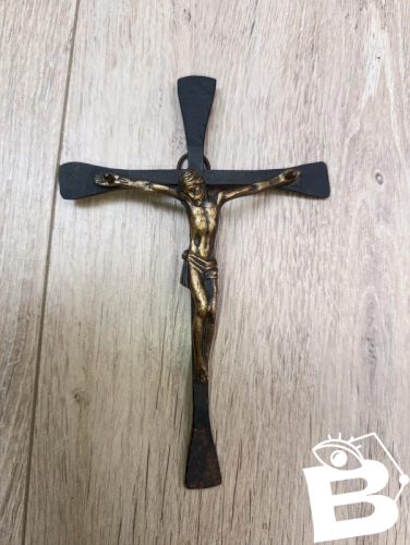 beau crucifix datant des annees 40-50 en bronze et metal en bon etat