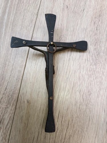 beau crucifix datant des annees 40-50 en bronze et metal en bon etat