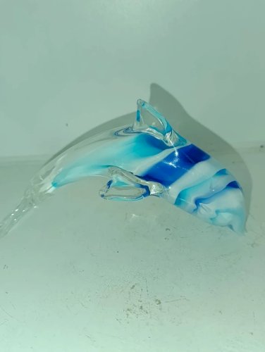 beau dauphin en verre incrustation bleu en bon etat