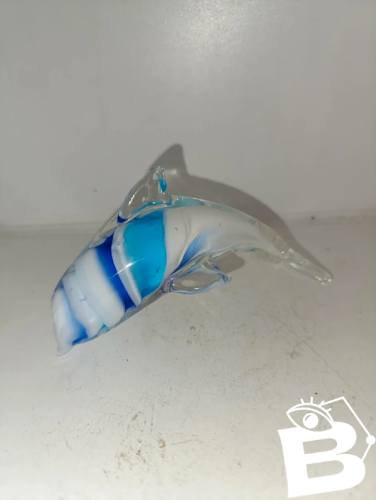 beau dauphin en verre incrustation bleu en bon etat