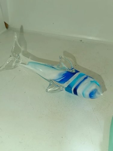 beau dauphin en verre incrustation bleu en bon etat