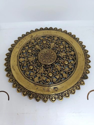 beau dessous de plat en bronze ou laiton decor feuillage en bon etat
