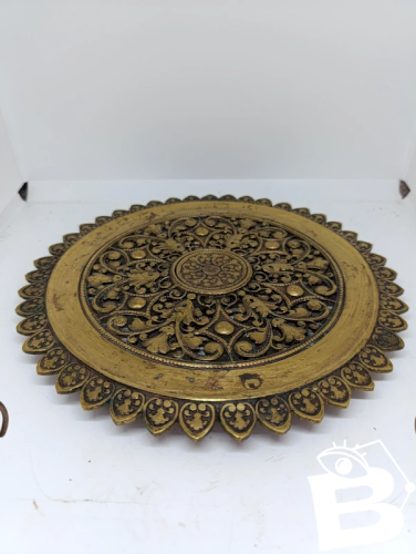 beau dessous de plat en bronze ou laiton decor feuillage en bon etat
