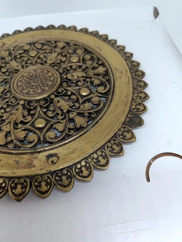 beau dessous de plat en bronze ou laiton decor feuillage en bon etat