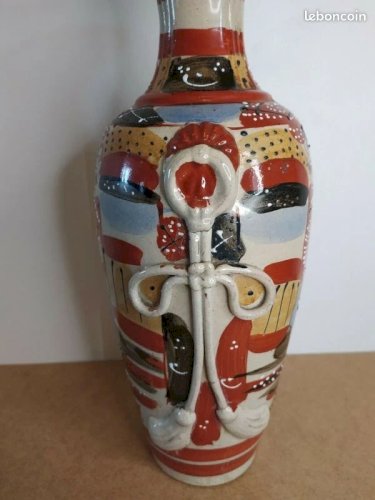 Beau grand Vase Ancien Satsuma Avec Partie En Volume sur les côtés en bon état