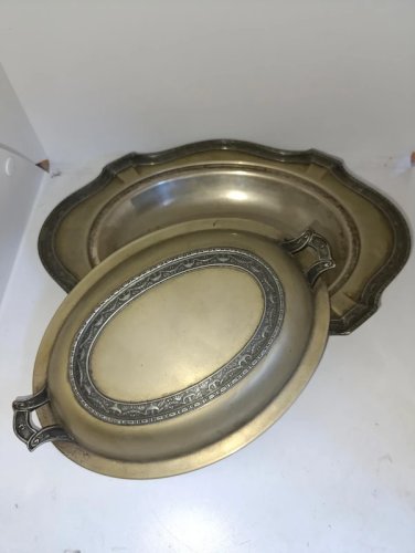 beau légumier en metal argente travaillé portant un poincon a determiner en bon etat mais à nettoyer