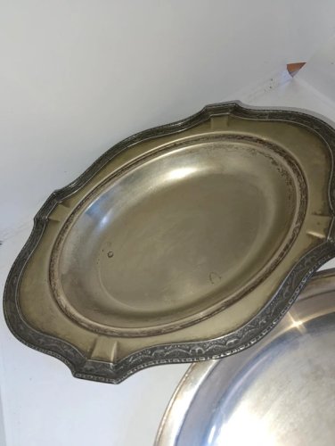 beau légumier en metal argente travaillé portant un poincon a determiner en bon etat mais à nettoyer