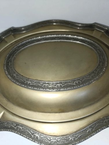 beau légumier en metal argente travaillé portant un poincon a determiner en bon etat mais à nettoyer