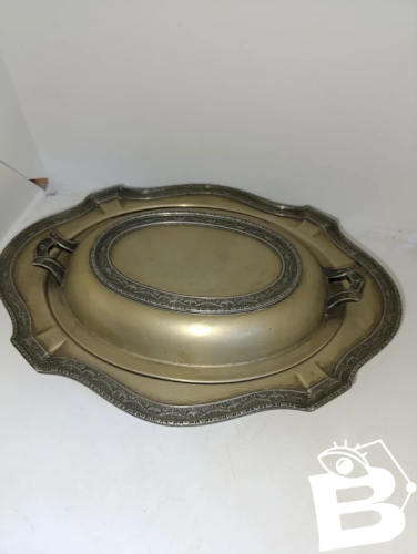 beau légumier en metal argente travaillé portant un poincon a determiner en bon etat mais à nettoyer