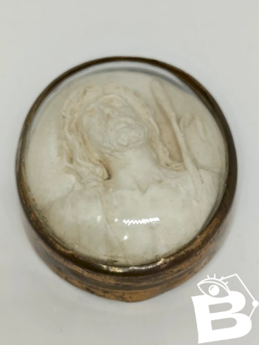 beau medaillon sous verre datant du 19eme siecle jesus au roseau en bon etat