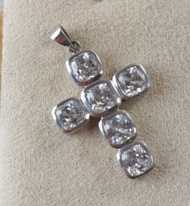 Beautiful pendant, religious cross with rhinestones, in silver metal.